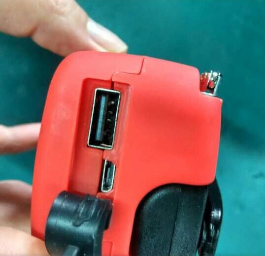 Solar Hand Crank Radio Flashlight – Power Anywhere, Anytime! - Image 4